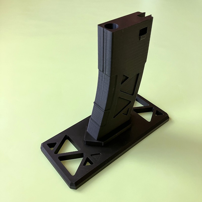 Minimalistický černý design ve stylu zásobníku