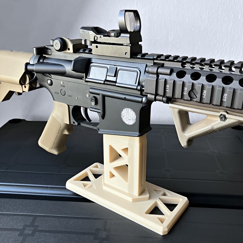 Výstavní stojan pro airsoftovou útočnou pušku