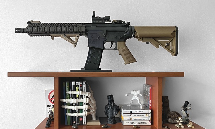 Dlouhá airsoftová zbraň jako dekorace