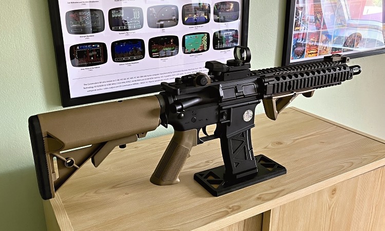 Vystavte airsoftovou zbraň na poličce