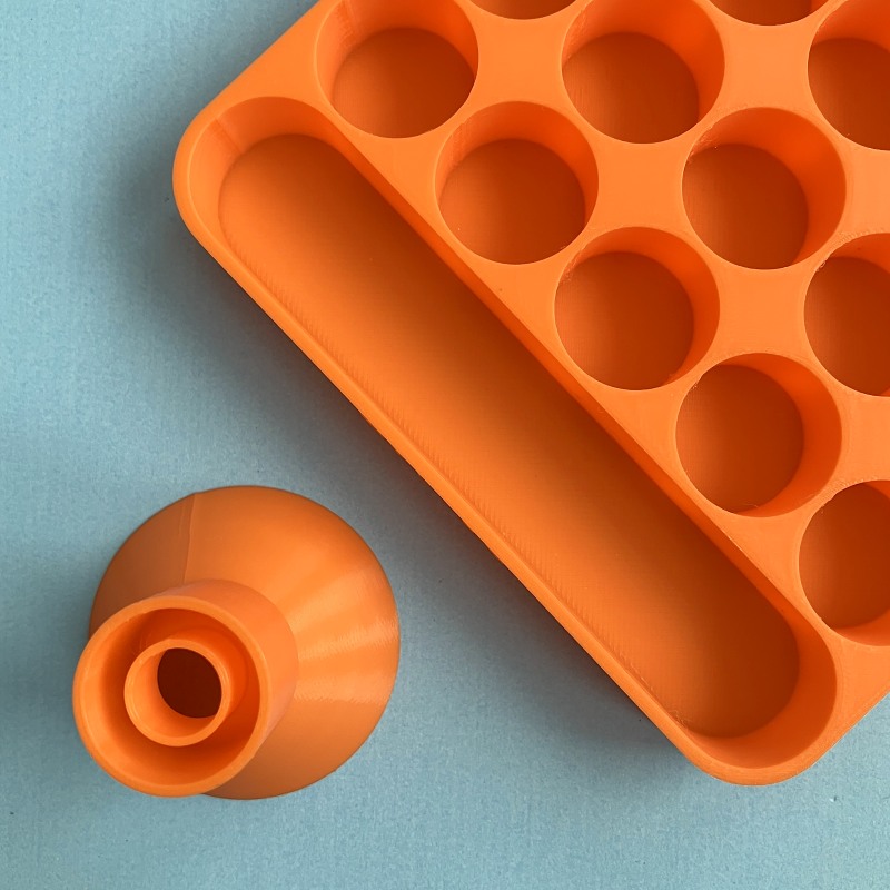 Přebíjecí stojan s praktickým trychtýřem