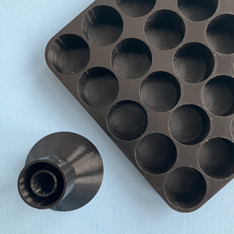 Přebíjecí stojan s praktickým trychtýřem