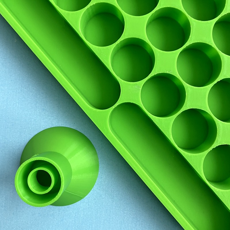 Přebíjecí stojan s praktickým trychtýřem