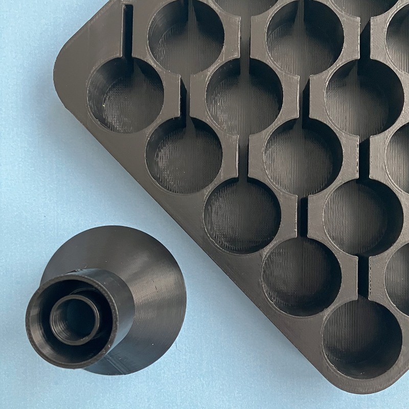 Přebíjecí stojan s praktickým trychtýřem