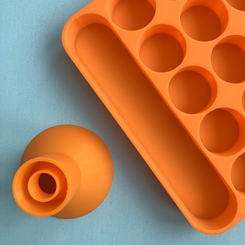 Přebíjecí stojan s praktickým trychtýřem