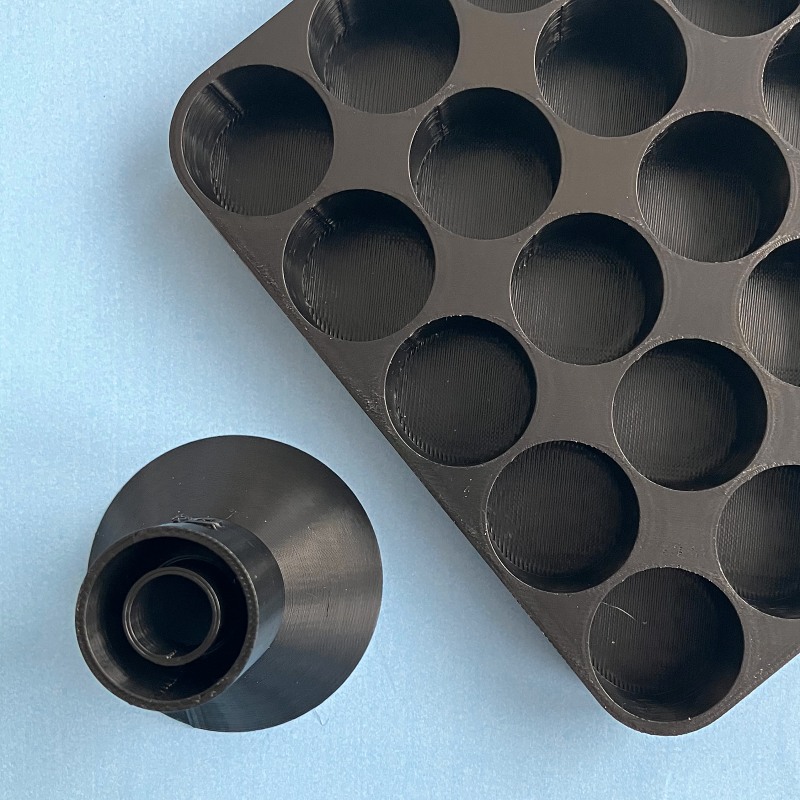 Přebíjecí stojan s praktickým trychtýřem