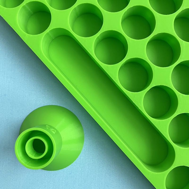 Přebíjecí stojan s praktickým trychtýřem