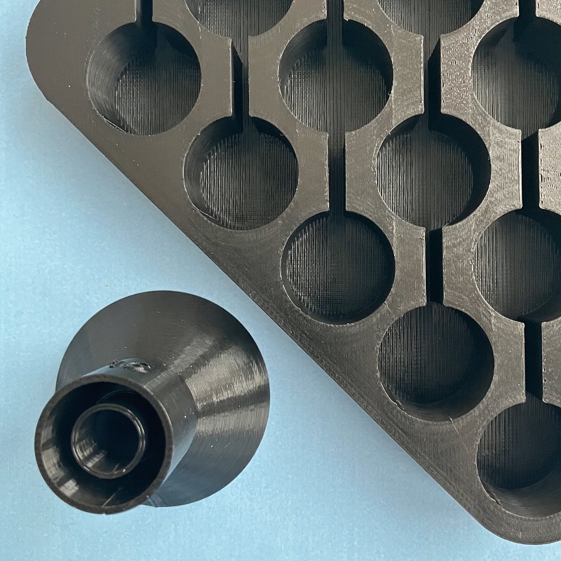 Přebíjecí stojan s praktickým trychtýřem