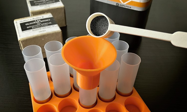 Stojan pro snadné přebíjení brokových nábojnic