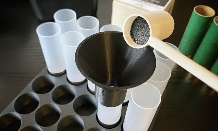 Stojan pro snadné přebíjení brokových nábojnic