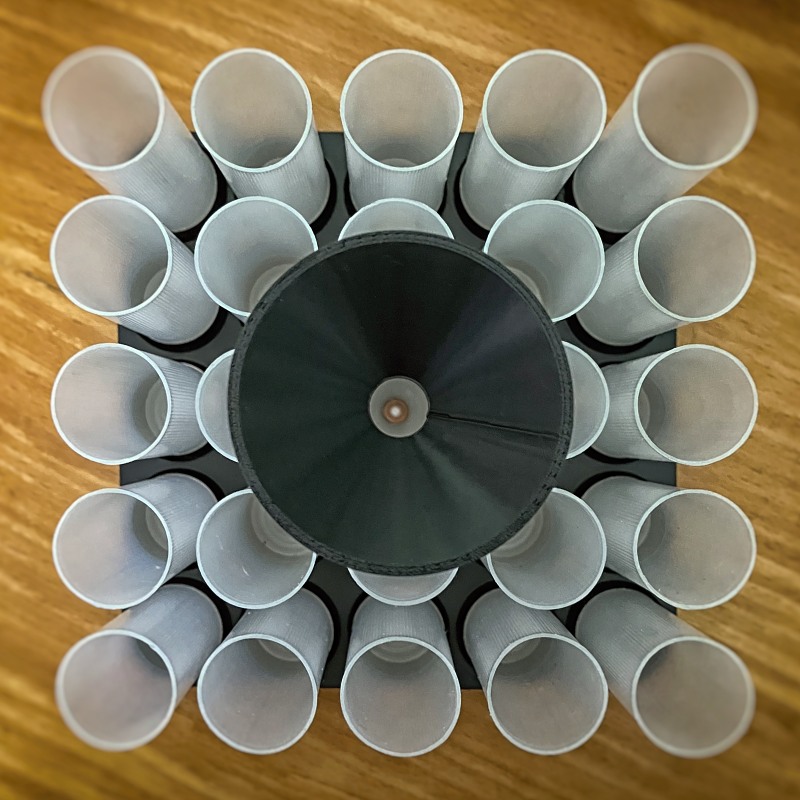 Stojan udrží všechny nábojnice pevně na místě